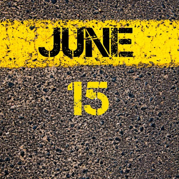 15 Juin jour calendrier sur marquage routier ligne de peinture jaune — Photo