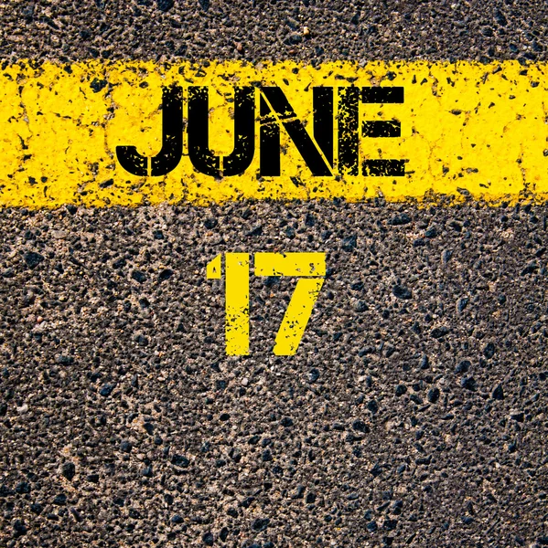 Június 17-én naptári nap alatt jelölő sárga festék vonal — Stock Fotó