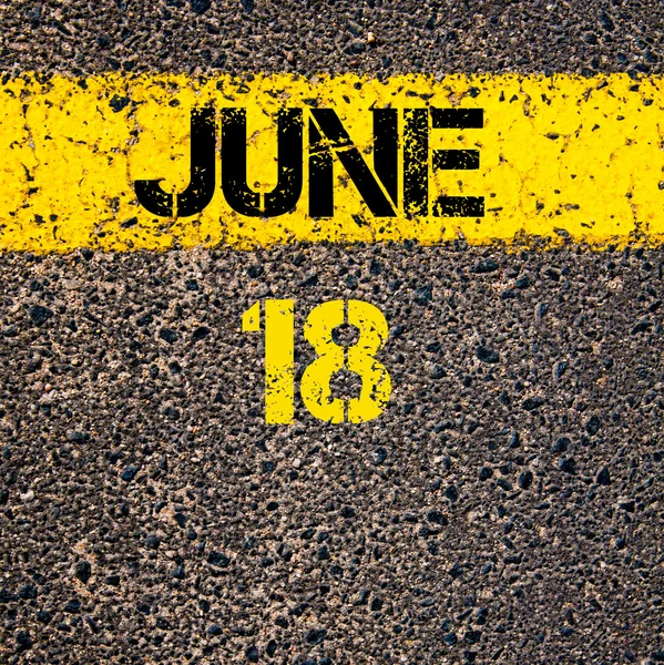 18 Giugno giorno di calendario su strada marcatura linea di vernice gialla — Foto Stock