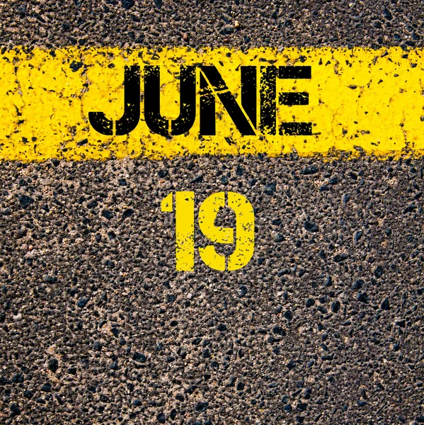 19 Giugno giorno di calendario su strada marcatura linea di vernice gialla — Foto Stock