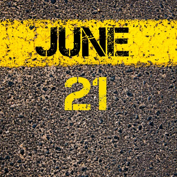 21. Juni Kalendertag über Fahrbahnmarkierung gelbe Farblinie — Stockfoto