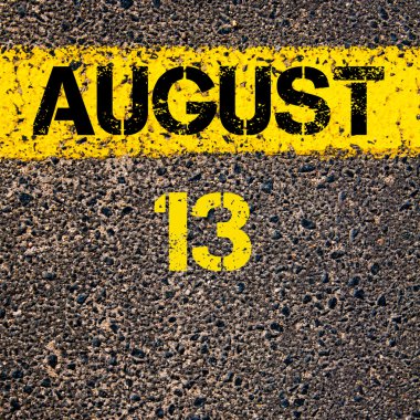 13 Ağustos takvim günü içinde yol sarı çizgi çizgi boyamak