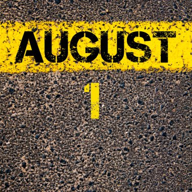 1 Ağustos takvim günü içinde yol sarı çizgi çizgi boyamak