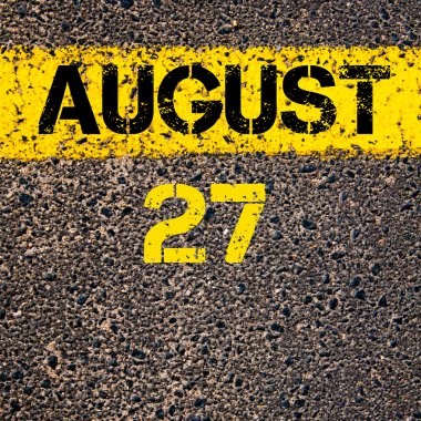 27 Ağustos takvim günü içinde yol sarı çizgi çizgi boyamak