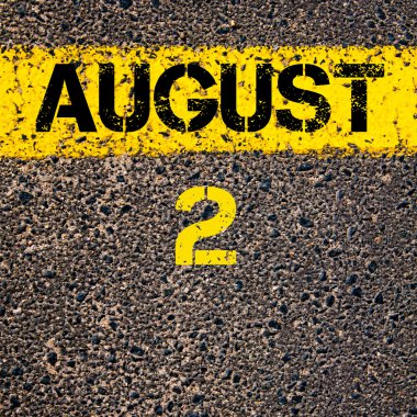 2 Ağustos takvim günü içinde yol sarı çizgi çizgi boyamak