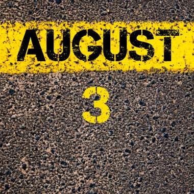 3 Ağustos takvim günü içinde yol sarı çizgi çizgi boyamak