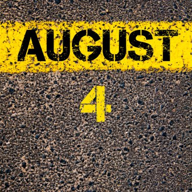 4 Ağustos takvim günü içinde yol sarı çizgi çizgi boyamak