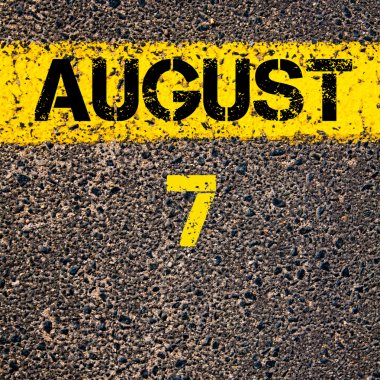 7 Ağustos takvim günü içinde yol sarı çizgi çizgi boyamak