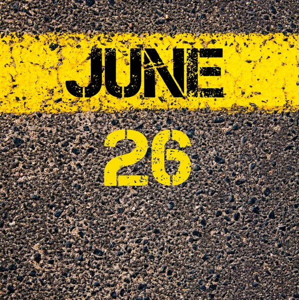 Június 26 naptári napon át jelölő sárga festék vonal — Stock Fotó