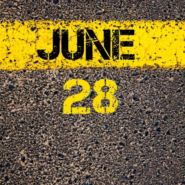 28 Juin jour calendrier sur marquage routier ligne de peinture jaune — Photo