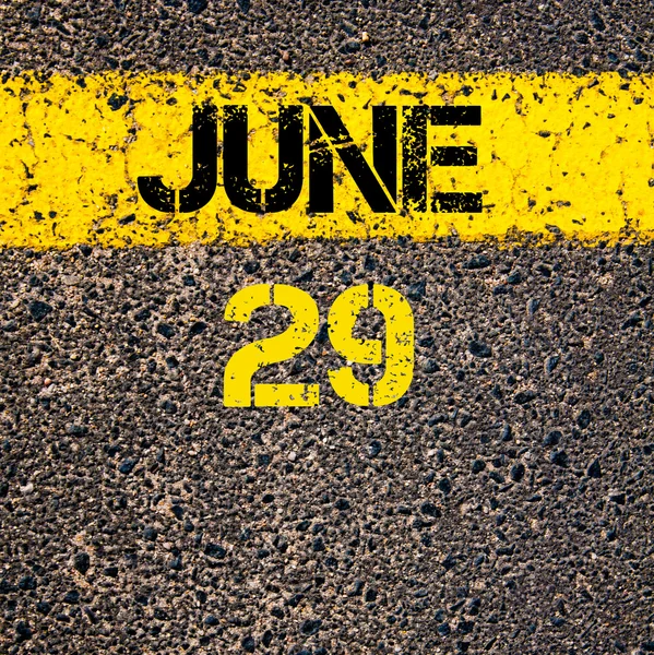 29 Junio día calendario sobre la carretera marcando línea de pintura amarilla —  Fotos de Stock