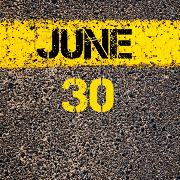 30 czerwca dzień kalendarzowy nad drogą oznakowanie żółte malowanie linii — Zdjęcie stockowe