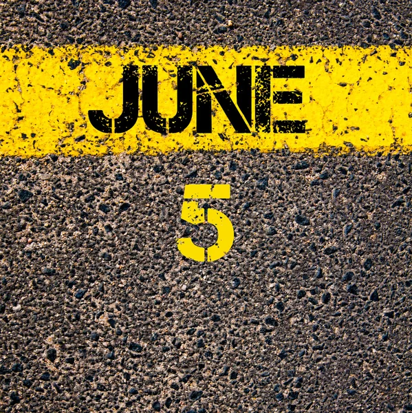 5 Juin jour calendrier sur marquage routier ligne de peinture jaune — Photo