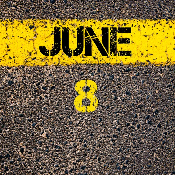 8. Juni Kalendertag über Fahrbahnmarkierung gelbe Farblinie — Stockfoto