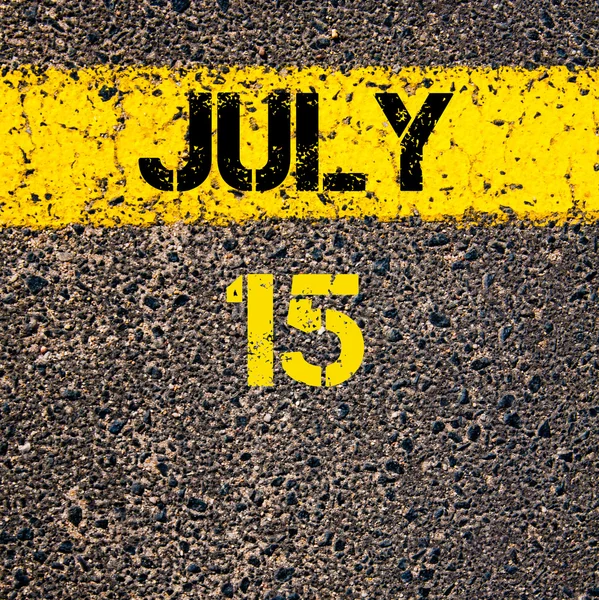 15. Juli Kalendertag über Fahrbahnmarkierung gelbe Farblinie — Stockfoto