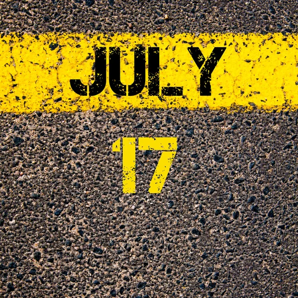 17 Julio día calendario sobre la carretera marcando línea de pintura amarilla —  Fotos de Stock