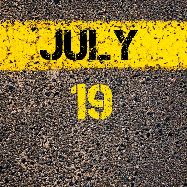19 Julio día calendario sobre la carretera marcando línea de pintura amarilla —  Fotos de Stock
