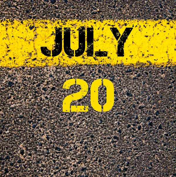 20 липня календарний день над дорогою маркує жовту лінію фарби — стокове фото