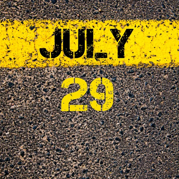 29. Juli Kalendertag über Fahrbahnmarkierung gelbe Farblinie — Stockfoto