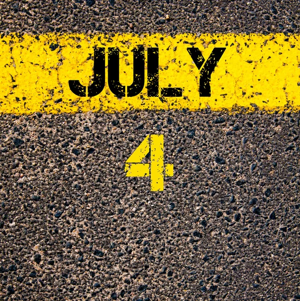4 Julio día calendario sobre la carretera marcando línea de pintura amarilla —  Fotos de Stock