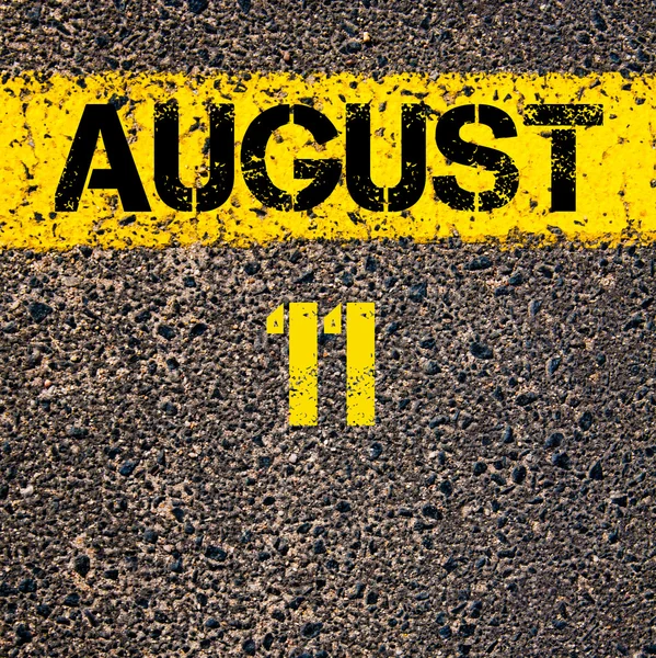 11 Août jour calendrier sur marquage routier ligne de peinture jaune — Photo