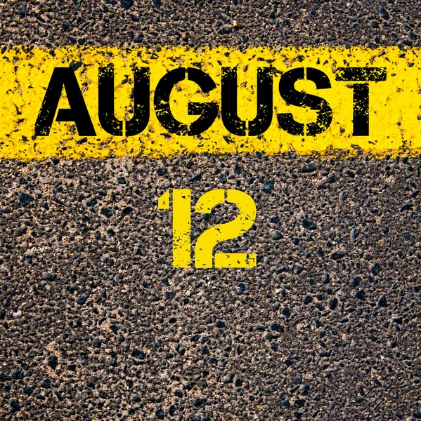 12 Agosto giorno di calendario su strada marcatura linea di vernice gialla — Foto Stock
