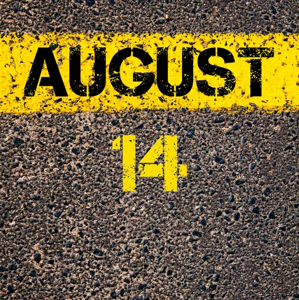 14 augustus kalenderdag over weg markering gele verf lijn — Stockfoto