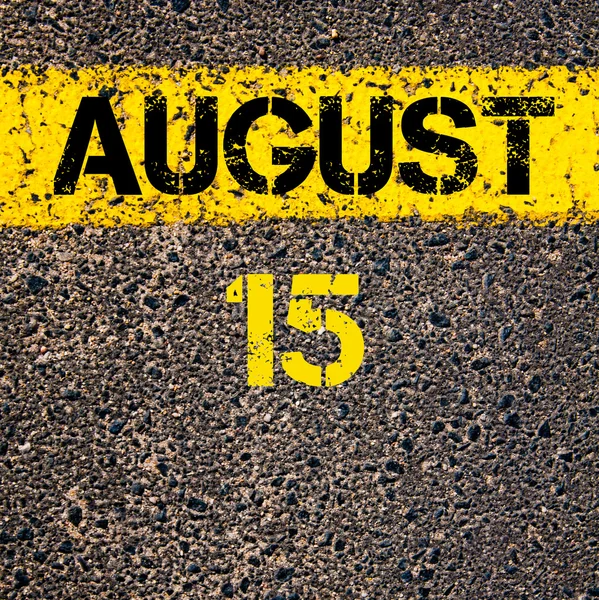 15 Agosto día calendario sobre la carretera marcando línea de pintura amarilla —  Fotos de Stock