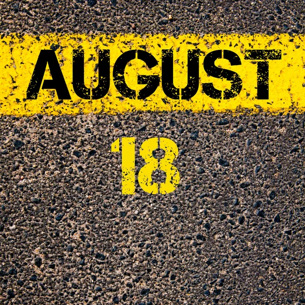 18 Agosto giorno di calendario su strada marcatura linea di vernice gialla — Foto Stock
