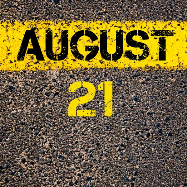 Augusztus 21-én naptári nap alatt jelölő sárga festék vonal — Stock Fotó