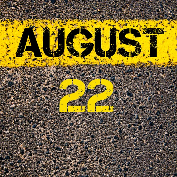 Augusztus 22-én naptári nap alatt jelölő sárga festék vonal — Stock Fotó