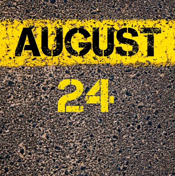 24 Ağustos takvim günü içinde yol sarı çizgi çizgi boyamak