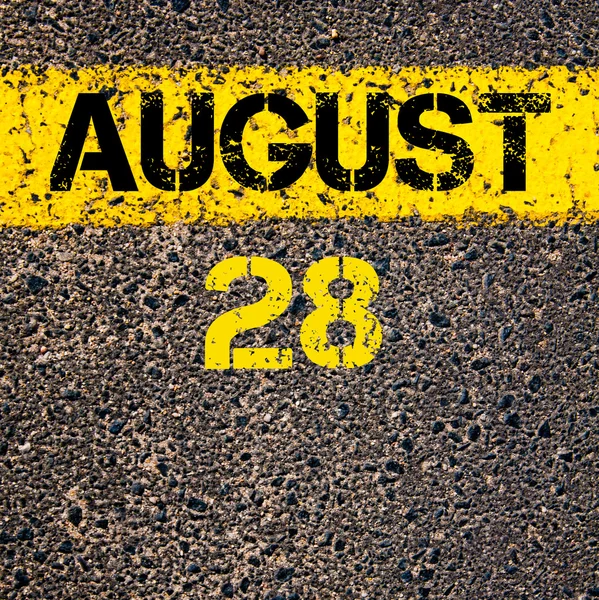 28 Août jour calendrier sur marquage routier ligne de peinture jaune — Photo