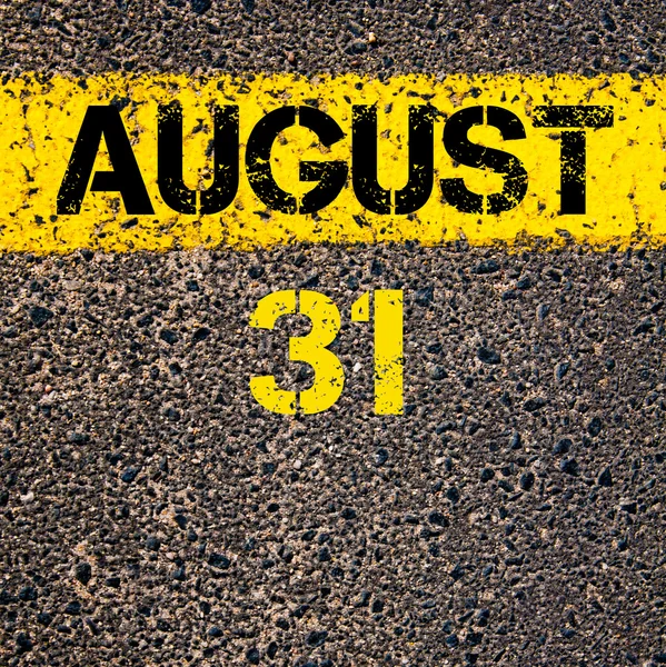 31 Août jour calendrier sur marquage routier ligne de peinture jaune — Photo