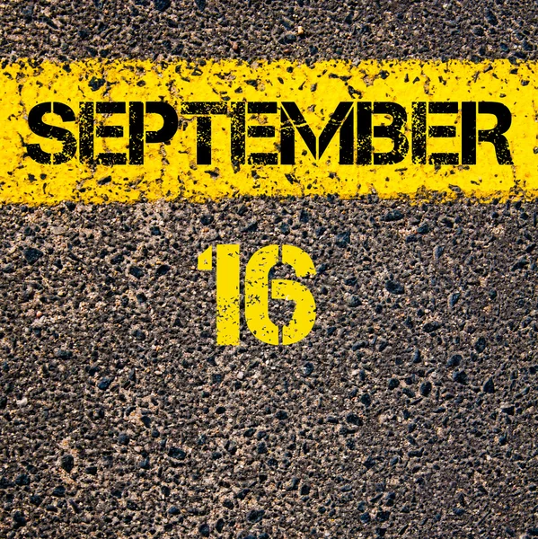 16 de setembro dia de calendário sobre estrada marcação linha de pintura amarela — Fotografia de Stock