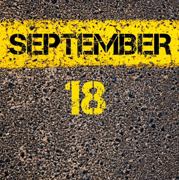 18 de setembro dia de calendário sobre estrada marcação linha de pintura amarela — Fotografia de Stock