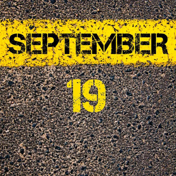 19 de setembro dia de calendário sobre estrada marcação linha de pintura amarela — Fotografia de Stock