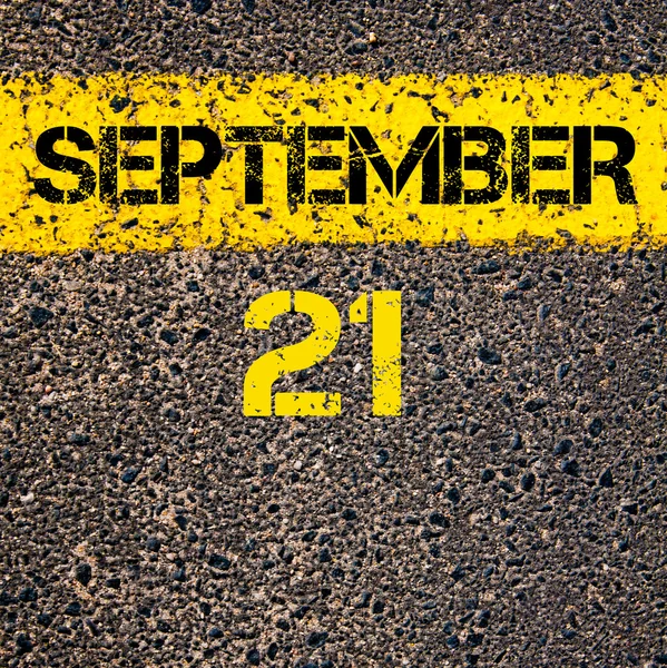 21 Septiembre día calendario sobre la carretera marcando línea de pintura amarilla — Foto de Stock