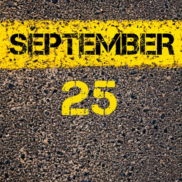 Dnia 25 września nad drogą oznakowanie żółte malowanie linii — Zdjęcie stockowe