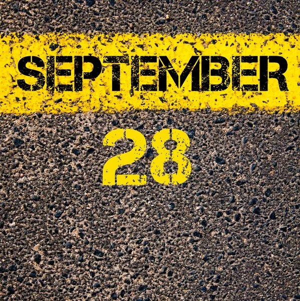 28 de setembro dia de calendário sobre estrada marcação linha de pintura amarela — Fotografia de Stock