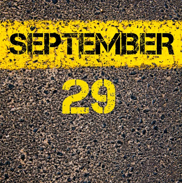 29 Septembre jour calendrier sur marquage routier ligne de peinture jaune — Photo