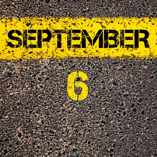 6 de setembro dia de calendário sobre estrada marcação linha de pintura amarela — Fotografia de Stock