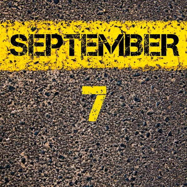 7 września dzień kalendarzowy nad drogą oznakowanie żółte malowanie linii — Zdjęcie stockowe