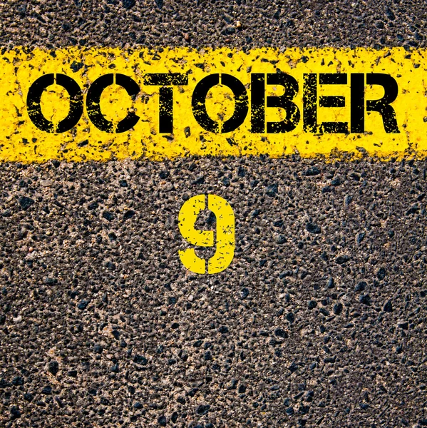 9 жовтня календарний день над дорожньою розміткою жовта лінія фарби — стокове фото