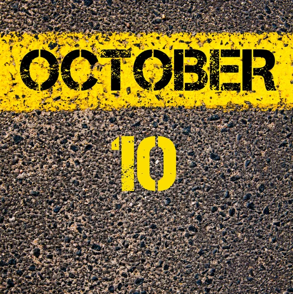 10 października dzień kalendarzowy nad drogą oznakowanie żółte malowanie linii — Zdjęcie stockowe