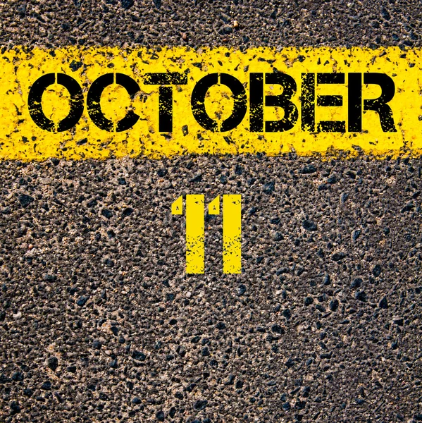 11 Octubre día calendario sobre la carretera marcando línea de pintura amarilla — Foto de Stock