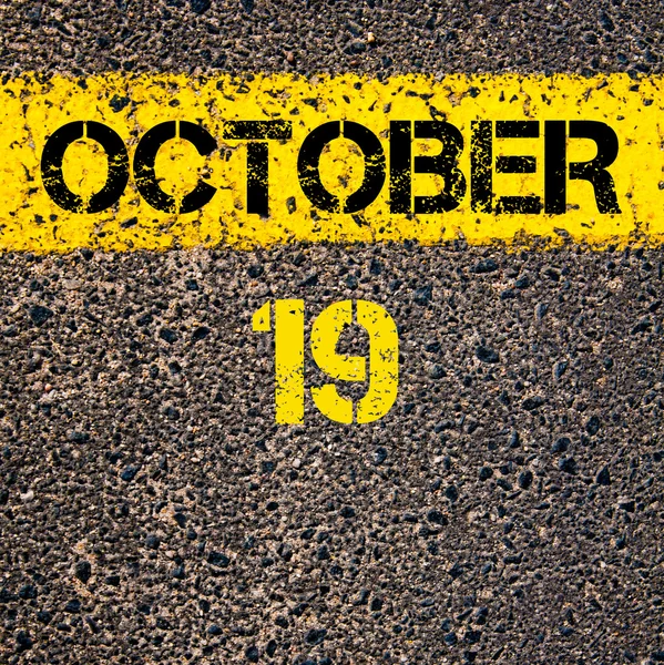 19 oktober kalenderdag over weg markering gele verf lijn — Stockfoto