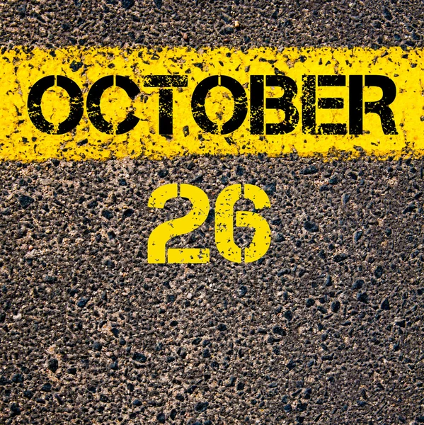 26 października dzień kalendarzowy nad drogą oznakowanie żółte malowanie linii — Zdjęcie stockowe