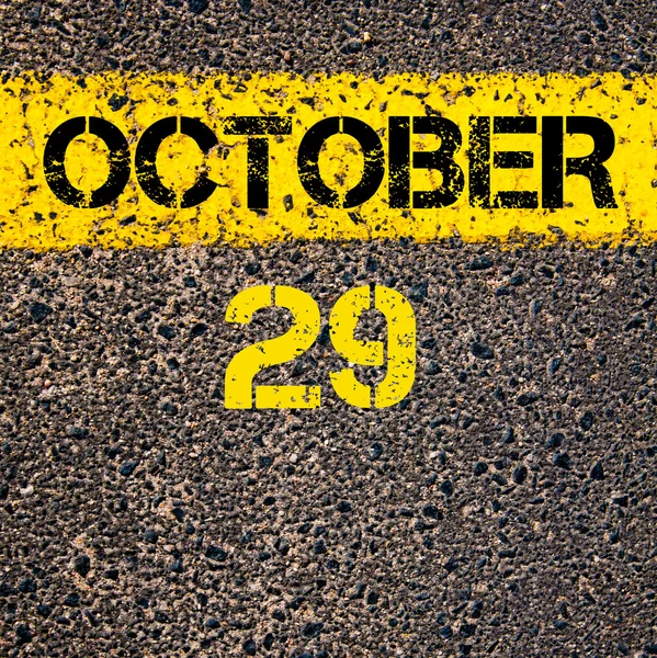 29 października dzień kalendarzowy nad drogą oznakowanie żółte malowanie linii — Zdjęcie stockowe