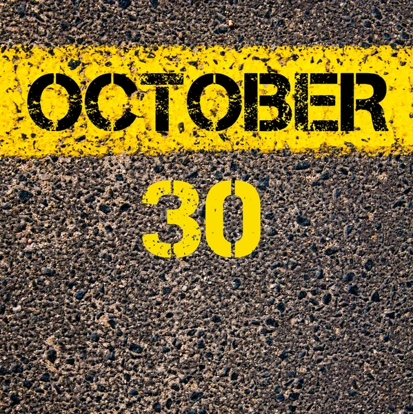 30 Outubro dia de calendário sobre estrada marcação linha de pintura amarela — Fotografia de Stock